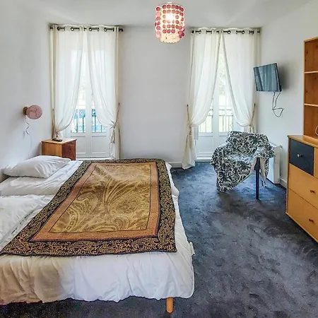 4 Bedroom Amazing In Saint-Paimboeuf