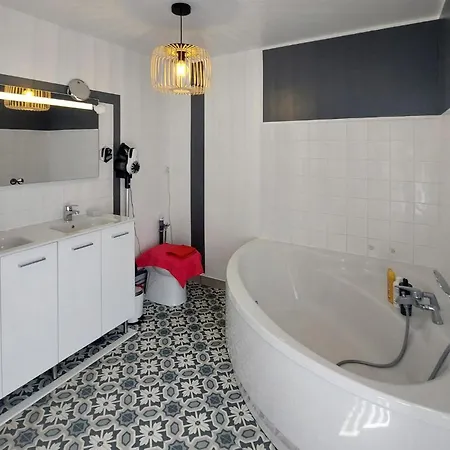 4 Bedroom Amazing In Casa vacanze *