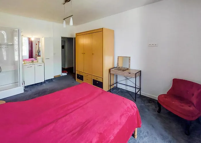 4 Bedroom Awesome In Сasa de vacaciones Saint-Paimboeuf