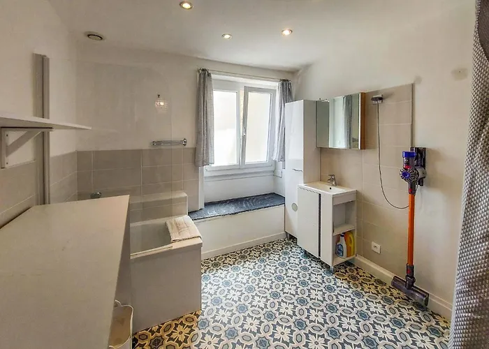 Сasa de vacaciones 4 Bedroom Awesome In Saint-Paimboeuf