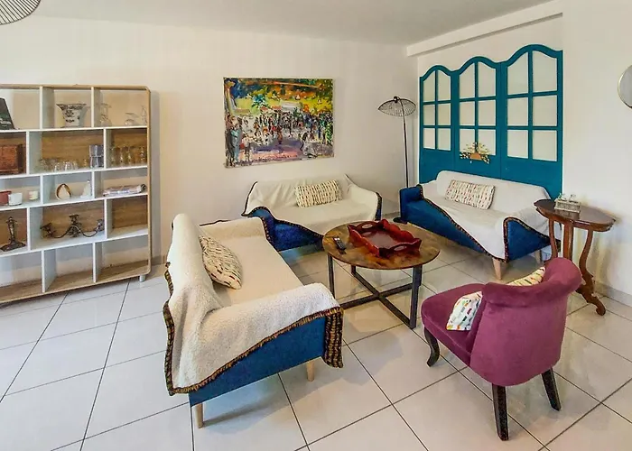 4 Bedroom Awesome In Сasa de vacaciones Saint-Paimboeuf